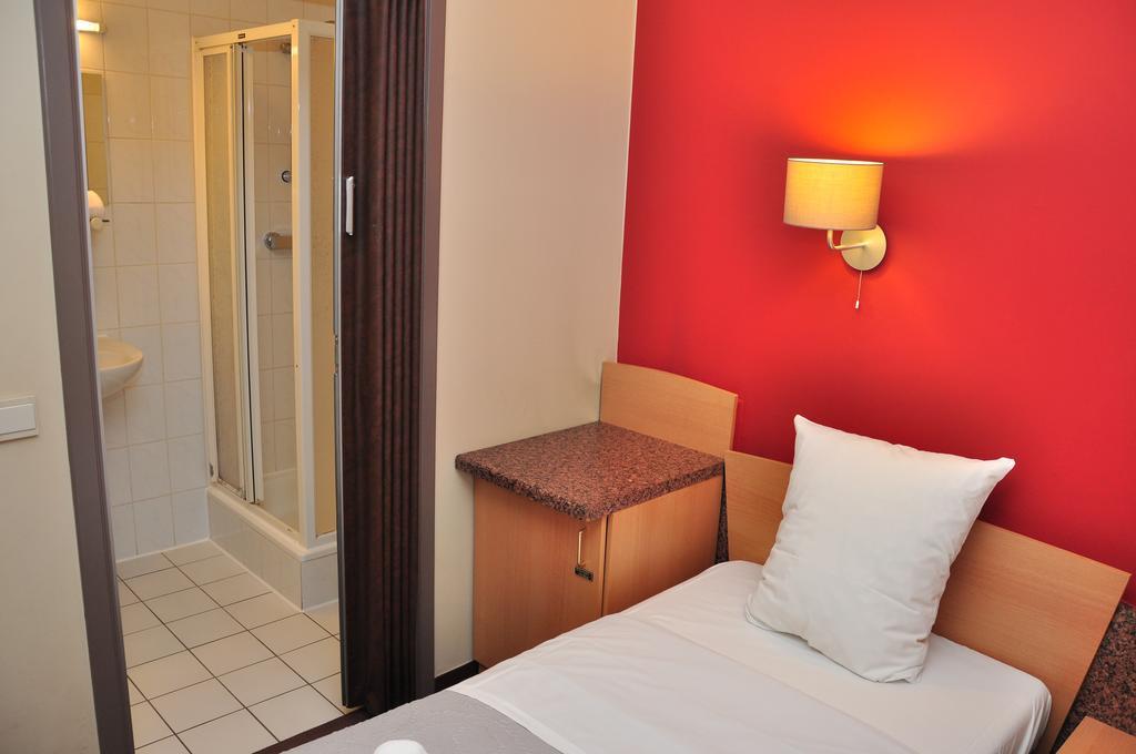 Afrit 28 Hotel Heusden-Zolder Room photo