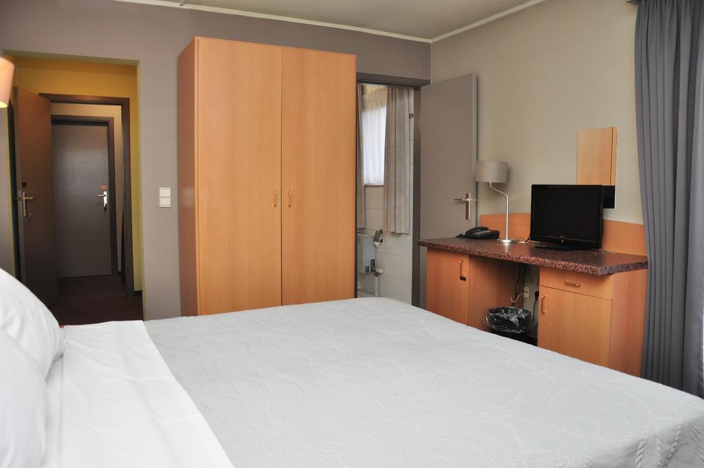 Afrit 28 Hotel Heusden-Zolder Room photo