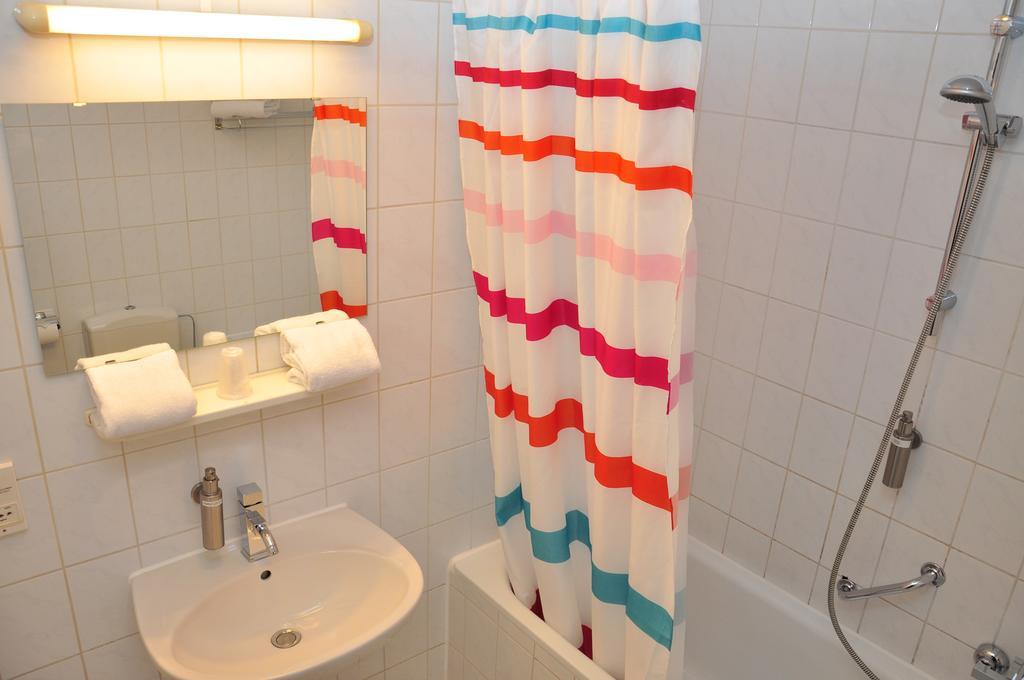 Afrit 28 Hotel Heusden-Zolder Room photo